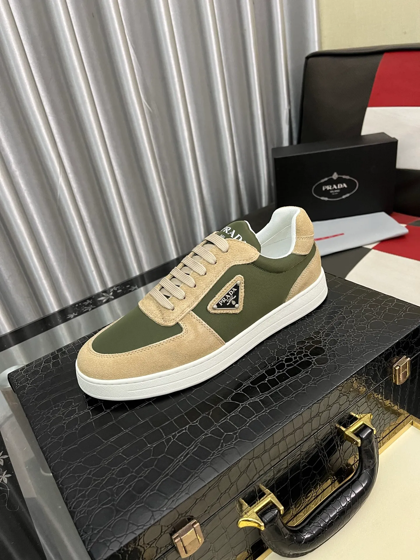 Men's shoes 💰440⌚️⌚️【PRADA】Prada ~ unique and casual style. New models from Prada official website are coming [Celebrate][Celebrate]🏃High-end brand casual shoes ➕Full set of packaging😍😍 Men's 2023 counters are on sale simultaneously, Italian imported brands select first-layer Italian cowhide. 🐑Sheepskin lining (refuses to discolor and rub feet) Sole: Original sole specially provided by the original factory 🎬Better in kind Size number: 38-444️⃣Colors available
